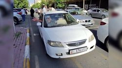 На Токтогула—Исанова водитель проехал по велодорожке, загородив путь велосипедисту. Видео