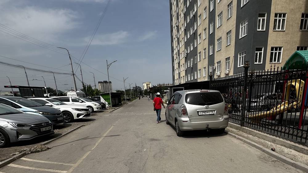 Toyota Corolla припарковали на тротуаре по улице Абсамата Масалиева. Фото