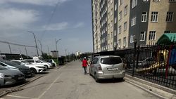 Toyota Corolla припарковали на тротуаре по улице Абсамата Масалиева. Фото