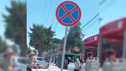 На центральной улице города Баткен машины паркуют на тротуаре, - горожанин