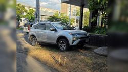 На газоне по Ибраимова—Токтогула продолжают парковаться, - горожанин