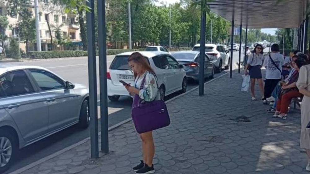 Остановка у бывшего здания Госрегистра заставлена машинами. Фото
