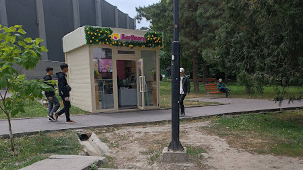 Павильон в зеленой зоне за ЦУМом убрали после жалобы горожанина. Фото мэрии