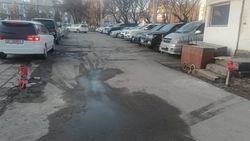Законно ли возле бани «Жыргал» организовали закрытую парковку? Ответ мэрии
