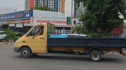 На Льва Толстого тротуар и пешеходный светофор далеко друг от друга. Видео