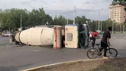 На Южных воротах перевернулась бетономешалка. Фото, видео