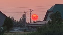 Алое солнце окрасило небо над Бишкеком