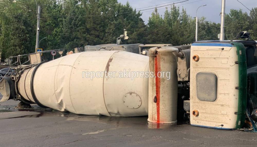 Водитель бетономешалки не справился с управлением и авто перевернулось, - УПСМ