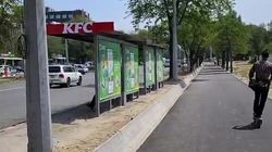 Тротуар и остановку на Горького разъединяет арык. Видео