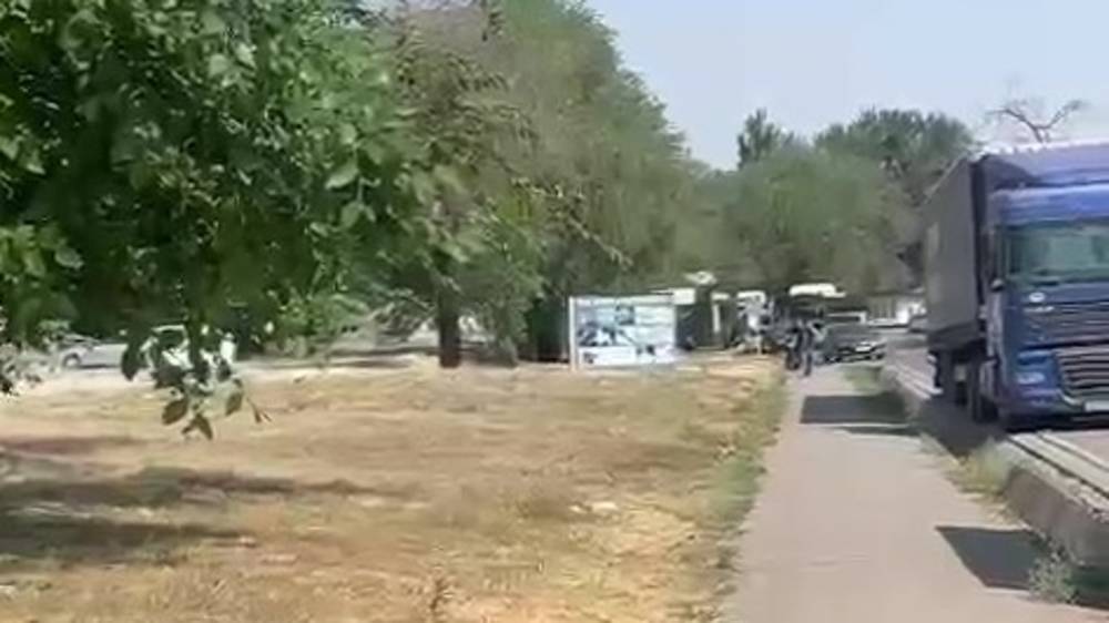 Грузовые авто стоят на обочине. Видео