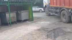 Мусорные баки на Ауэзова очистили после жалобы горожанина. Видео «Тазалыка»