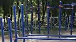 Воркаут площадку в парке Фучика заливает водой из арыка. Видео