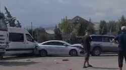 Легковушки, бус и два «Хово». На Южной магистрали произошло массовое ДТП. Видео с места аварии