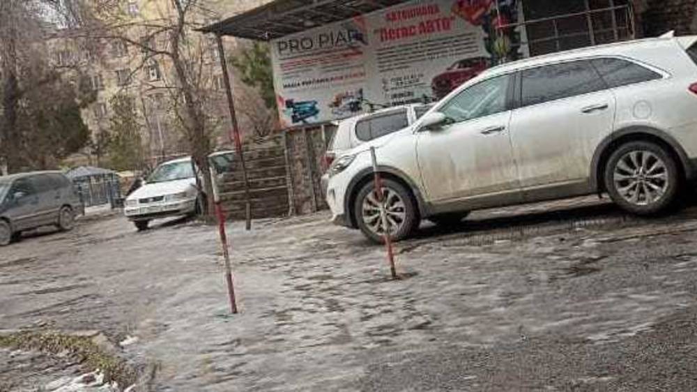Законно ли во дворе дома по ул.Джунусалиева поставили шлагбаум? Ответ мэрии