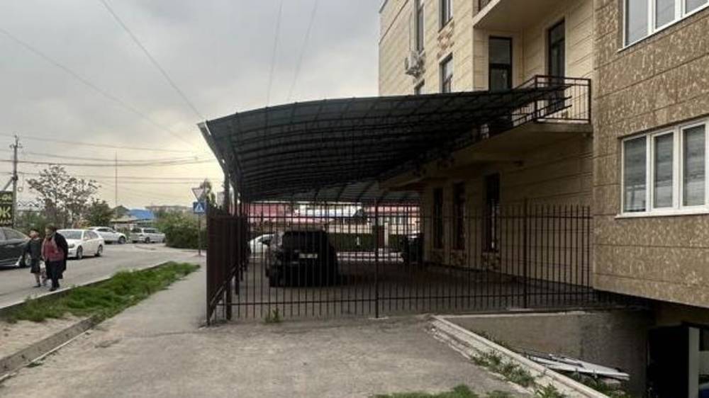 Постройку на тротуаре по ул.Куйручук демонтировали после жалобы горожанина. Фото