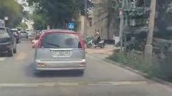 Ребенок едет, высунув голову в окно. Видео