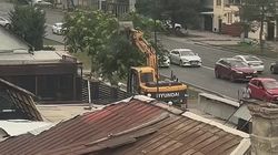 На Юнусалиева деревья убирают с помощью экскаватора. Видео