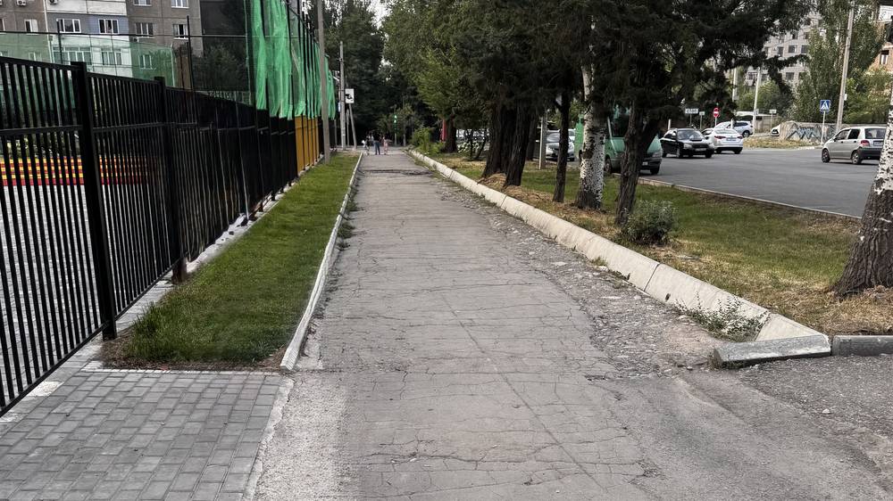 Горожанин интересуется, когда отремонтируют тротуар на улице Каралаева