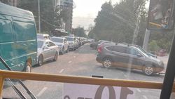 Автобус №10т не может проехать из-за припаркованных авто. Фото