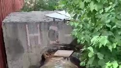 На Ахунбаева утечка питьевой воды. Видео