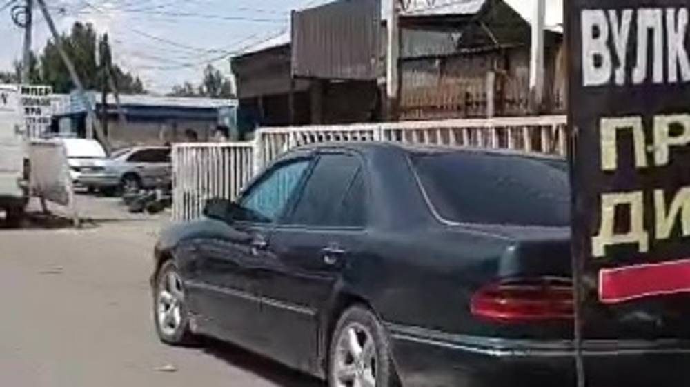 На ул.Патриса Лумумбы после рейда мэра снова паркуются в неположенном месте