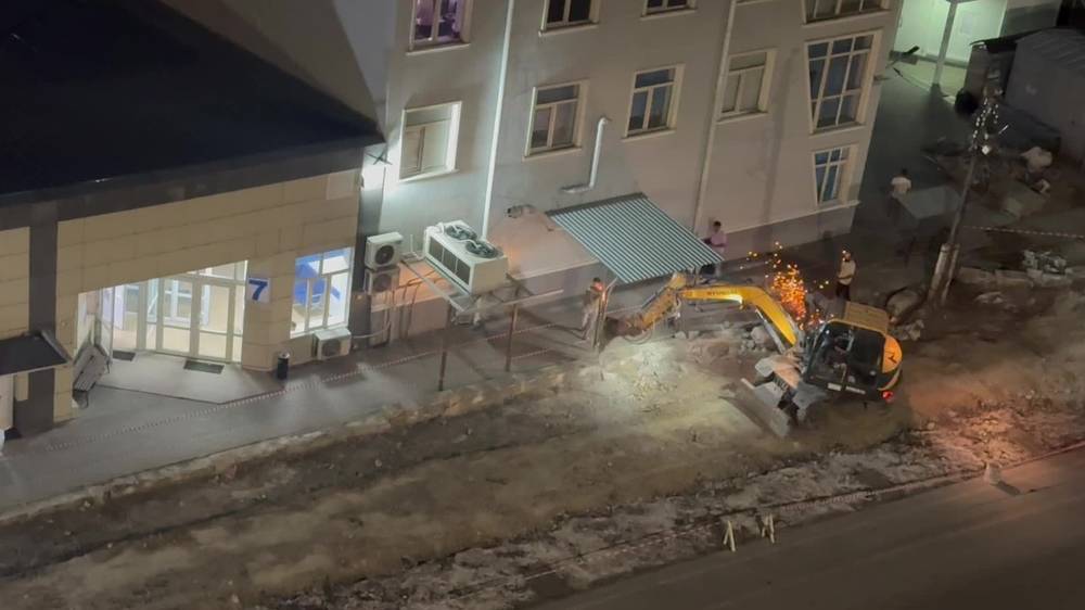 У медцентра «Юрфа» идут ремонтные работы в 11 часов ночи. Видео