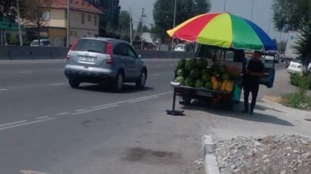 На остановке в селе Кожомкул продают арбузы. Фото