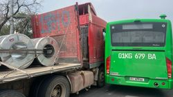 На Дэн Сяопина автобус столкнулся с фурой. Фото