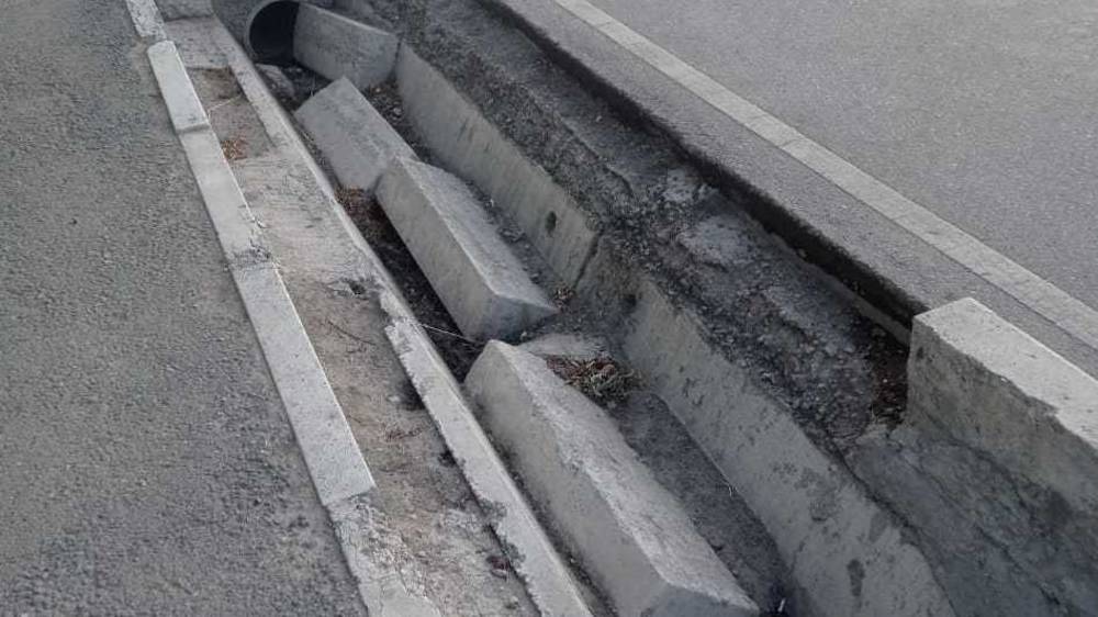В Ак-Өргө бордюры лежат в арыках. Фото