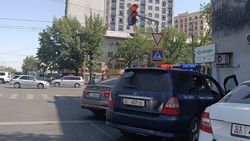 Парковка под светофором на проспекте Чуй. Фото