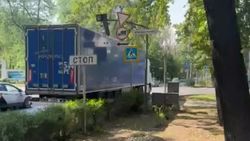 Фура повредила светофор на Молодой Гвардии и уехала. Видео