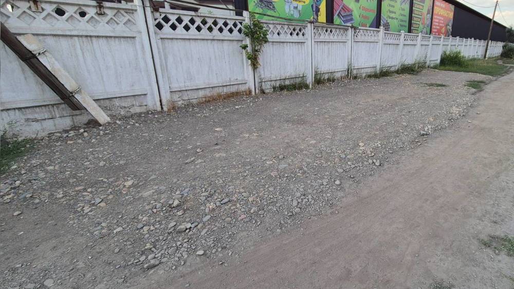 Законно ли зеленую зону на Льва Толстого засыпали щебнем? Фото горожанина