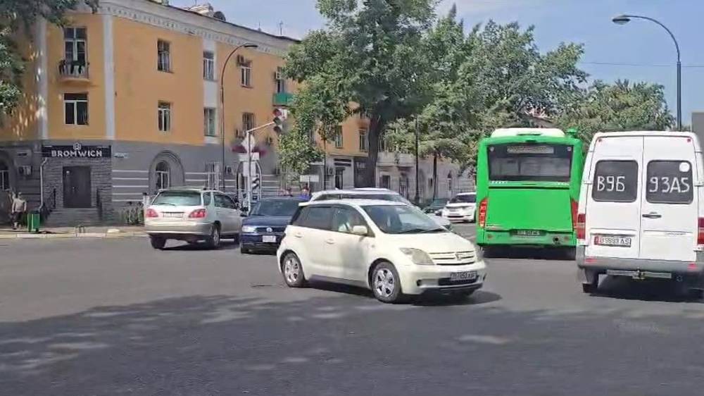 На проспекте Чуй столкнулись две машины. Видео