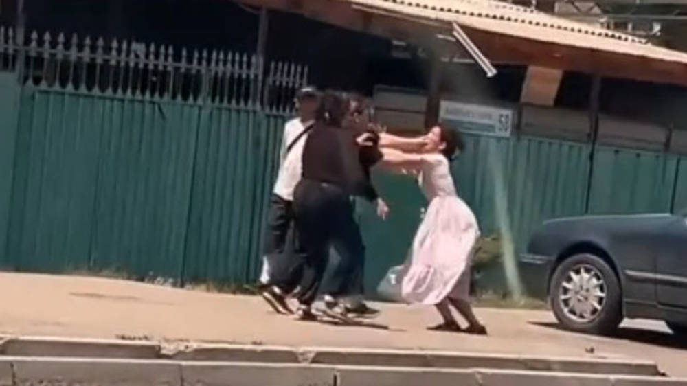 На ул.Кулиева две женщины напали на одну. Видео