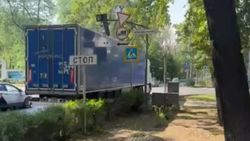 Фуру, повредившую светофор на Молодой Гвардии, нашли и водворили на штрафстоянку. Видео
