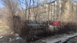 Мэрия выясняет, законно ли во дворе дома на Ибраимова установлены железные заборы