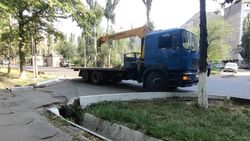 Эвакуатор заблокировал выезд со двора. Фото