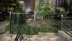 Железный забор в Джале стоит на участке с госактом, - мэрия