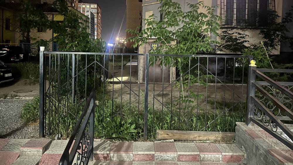 Железный забор в Джале стоит на участке с госактом, - мэрия