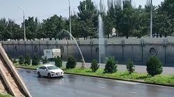 На Алматинке порыв трубы: Проезжающие машины «освежаются» под струей. Видео
