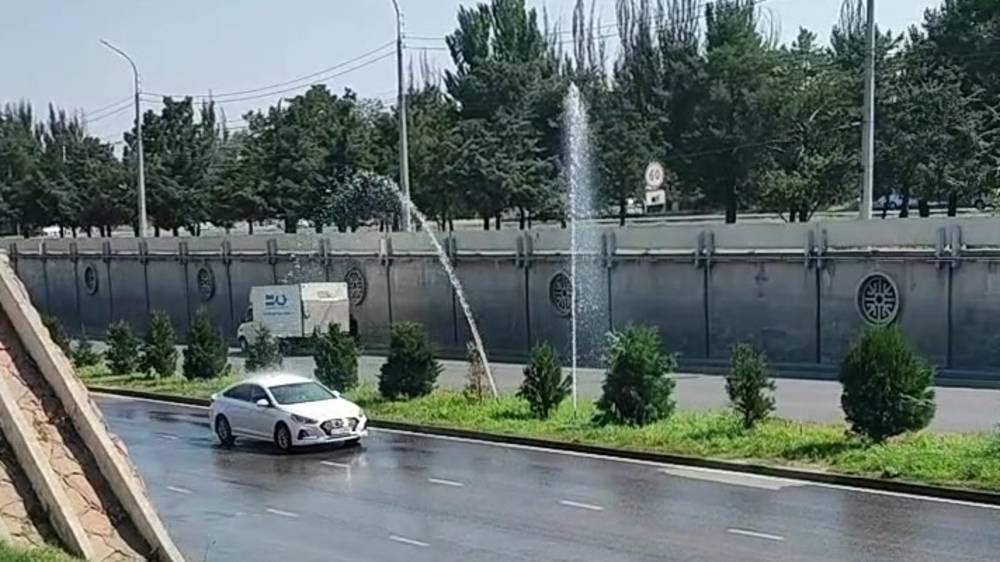 На Алматинке порыв трубы: Проезжающие машины «освежаются» под струей. Видео