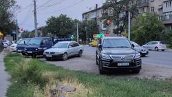 Зеленая зона на Льва Толстого превращается в парковку. Фото