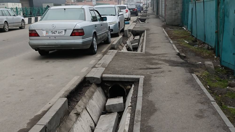 На ул.Руставели бордюры упали в арык. Ответ мэрии