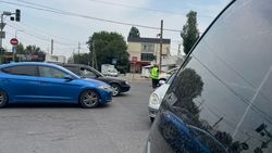 На перекрестке Дэн Сяопина не работают светофоры. Движение регулирует работник «Тазалыка». Фото