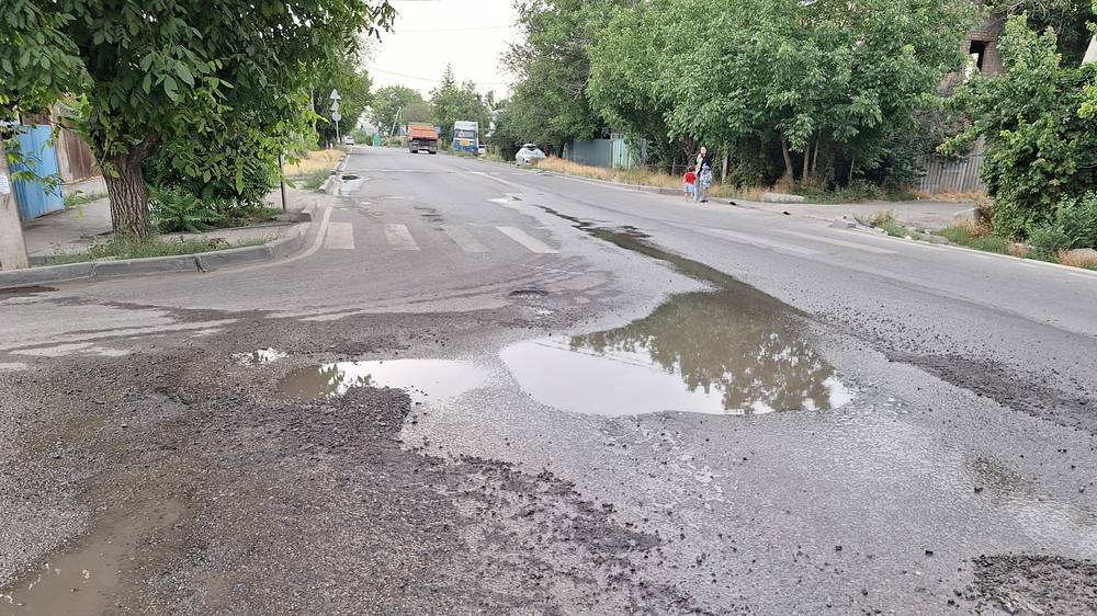 Утечка питьевой воды на ул.Ленской. Фото