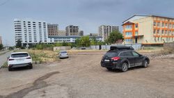 В зеленой зоне возле Центр охраны материнства и детства устроили парковку. Законно ли? Фото горожанина