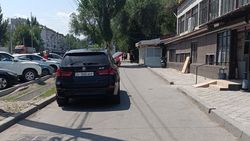 BMW X5 стоит на тротуаре на ул.Ибраимова. Видео