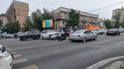На Байтик баатыра-Кулатова в Бишкеке сбили водителя скутера