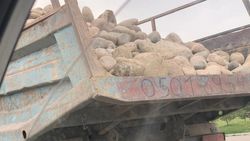Житель столицы жалуется на грузовое авто из-за опасной перевозки камней