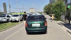 «Тойота» заехала на тротуар на Южной магистрали. Фото